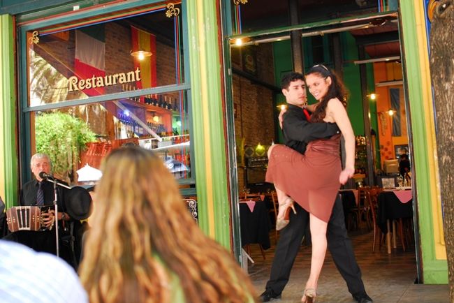 踊っている女性とは写真を一緒に撮れます。