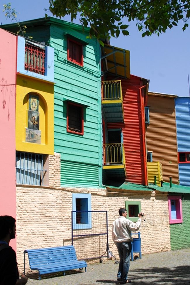 この周辺の建物はこんな感じで、色遣いがすてきです。