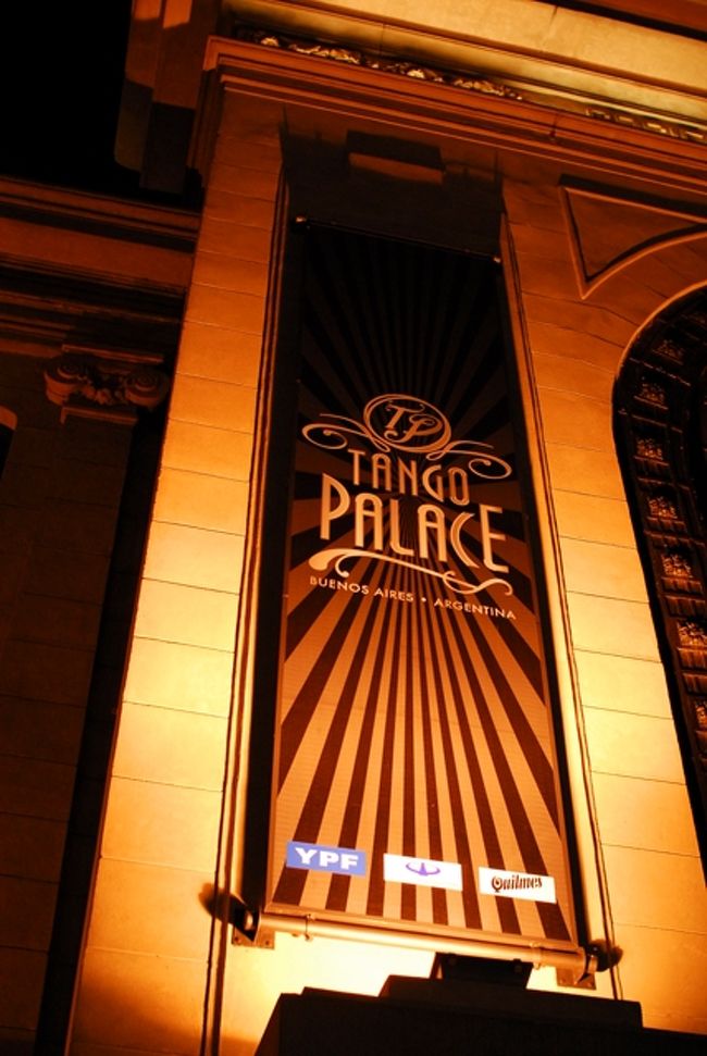 タンゴを見ながら食事ができる店に連れて行ってもらいました。