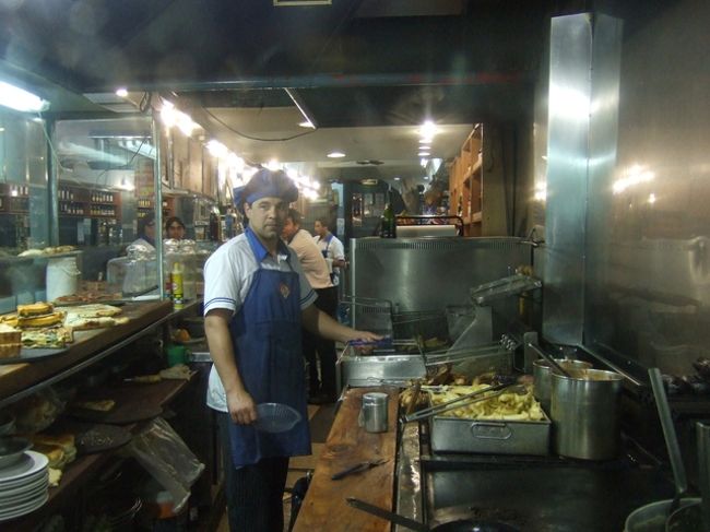 駅前の立ち飲みや風の店で。<br />良いにおいに誘われて覗いていたら・・・