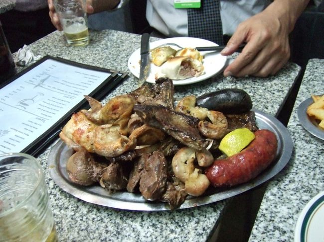 なんだかんだ注文しても約１０００円。<br />安い、旨い、汚いと大阪の店のようです。