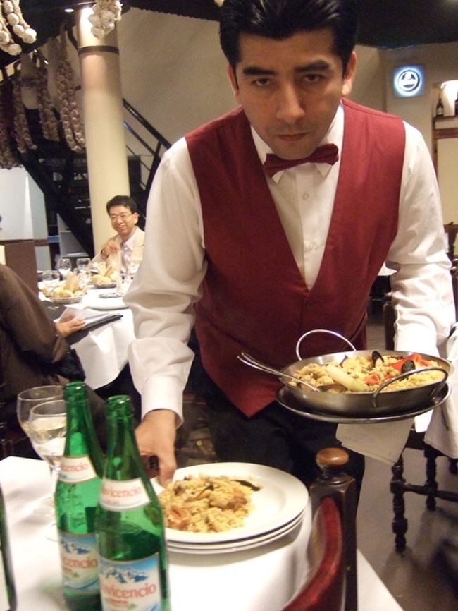 サーブしながらもカメラ目線