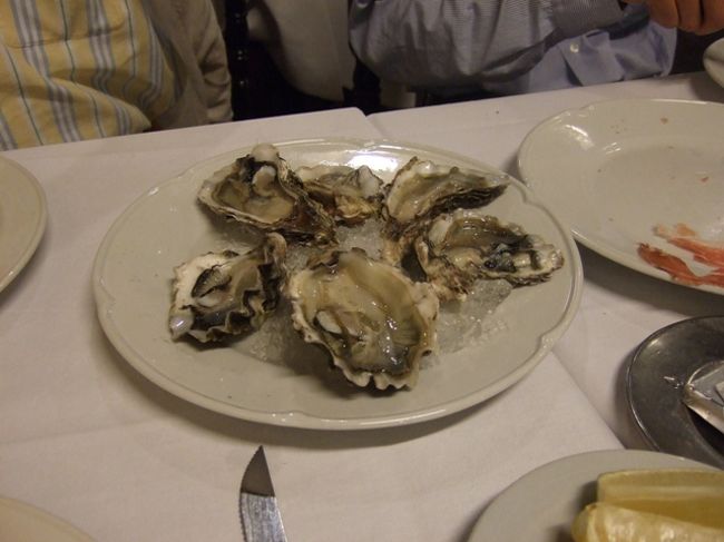 牡蠣です。<br />生です。<br />先週の南アフリカでも堪能しましたが、大丈夫だよね？<br /><br />でもご心配なく。<br />白ワインと一緒に頂きました。