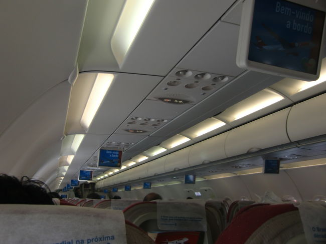 受領したての匂いです。<br />シートもピカピカA320<br /><br />世界一周航空券とはベツモノなのでエコノミー。<br />（そもそもエコノミーしか設定がありません）