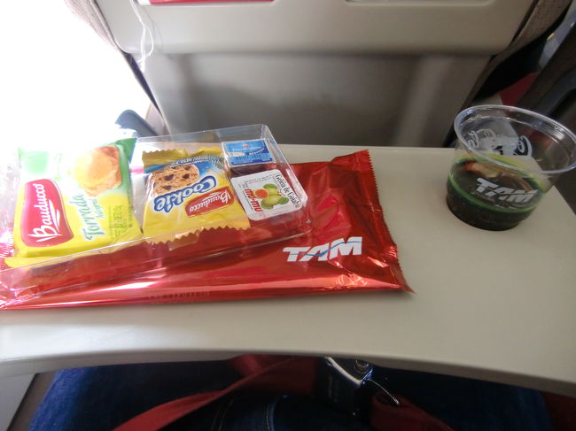 2時間のフライトですが、ちゃんと機内食（お菓子だけど）でます！