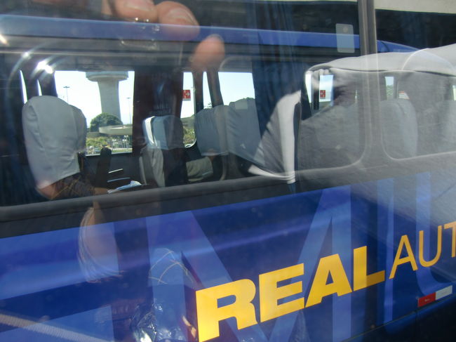 こんな小型バスで市内まで行きます。