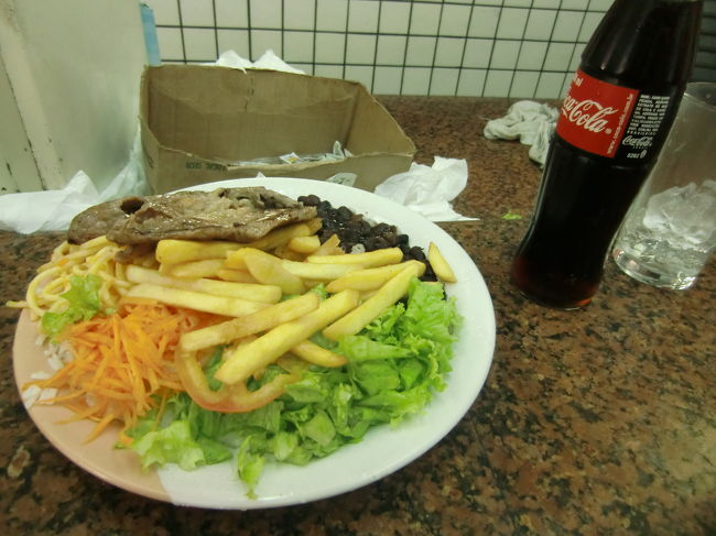 機内食（もどき）のお菓子しかまだ食べていないので、店で昼飯です。<br /><br />ブラジルビーフなかなかおいしいです。<br /><br /><br />