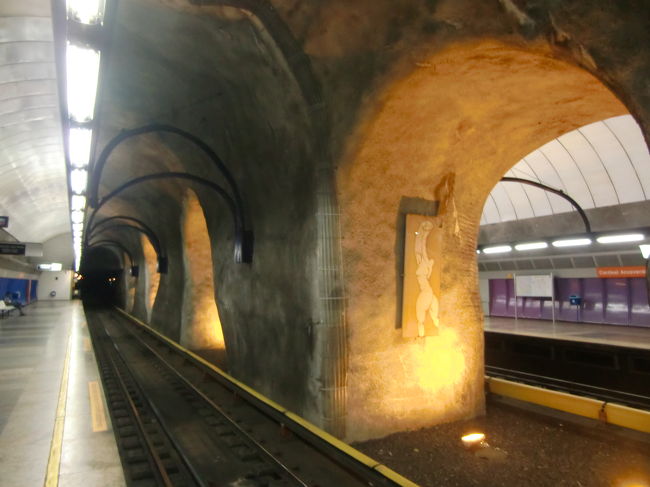 地下鉄のホームは洞窟のようです。