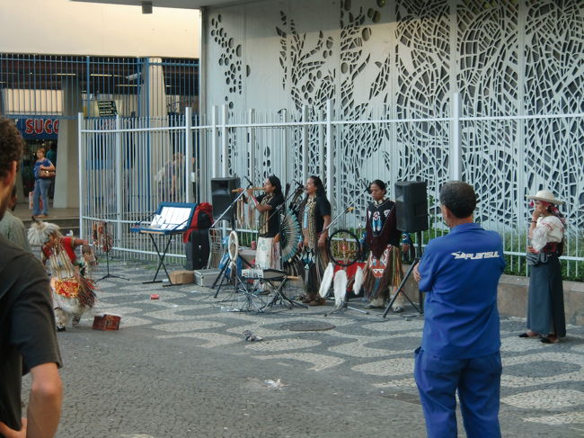 民族音楽の演奏<br />新宿とかでも見ますが、雰囲気は本場っぽかったです。<br />