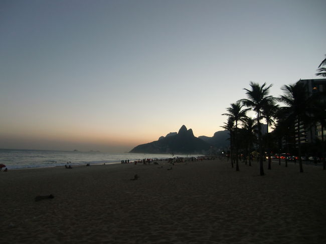 イパネマ海岸に沈む夕日<br /><br />こういうところは然るべき人と来るのがよいでしょう。５年後くらいにね。笑<br /><br />でも夕日を見にブラジルまで行きたがる人なんているのかな？