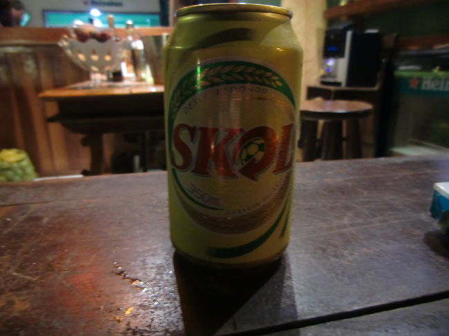 ゲストハウスのバーで名物のビールをいただきました。