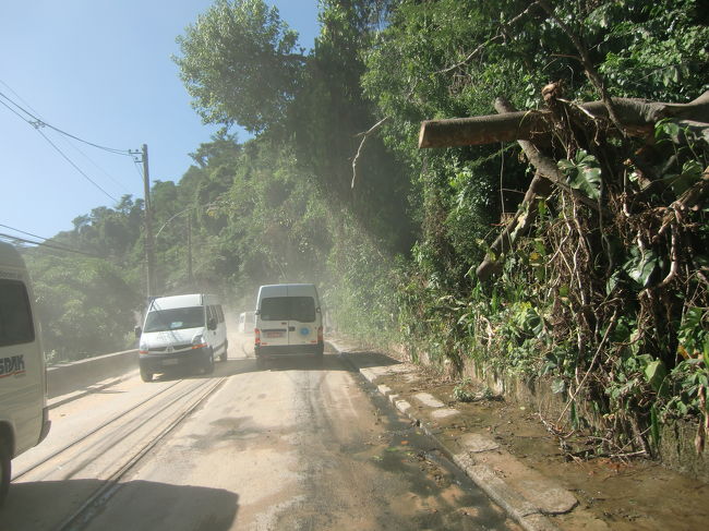 次の日、コルドバードの丘に登ります！！<br /><br />なんと数日前の大雨による土砂くずれで列車が運休してるらしく、クーポンタクシーになりました。