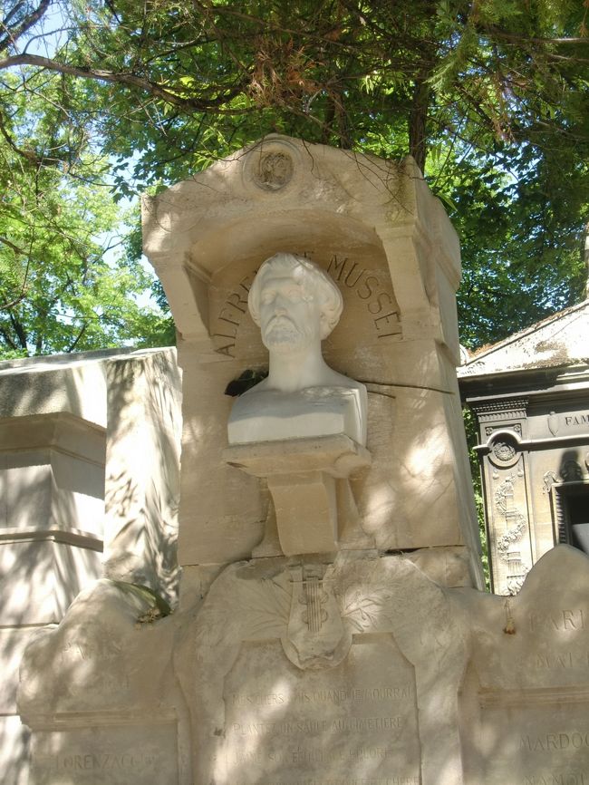 ペール・ラシェーズ墓地。<br />アルフレッド・ドゥ・ミュッセ。詩人、劇作家でジョルジュ・サンドと浮名を流す。