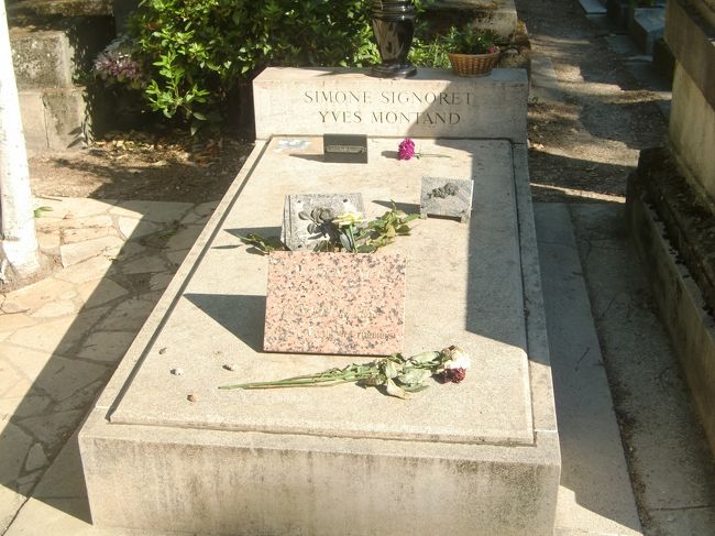 ペール・ラシェーズ墓地。<br />イヴ・モンタン、シモーヌ・シニョレのおしどり夫婦。シモーヌ・シニョレは美人ではないが不思議な魅力を持った女優だった。ジョルジュ・クルーゾー監督の「悪魔のような女」が印象深い。