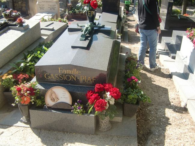 ペール・ラシェーズ墓地。<br />エディット・ピアフ。供えられている花はまだ新しかった。