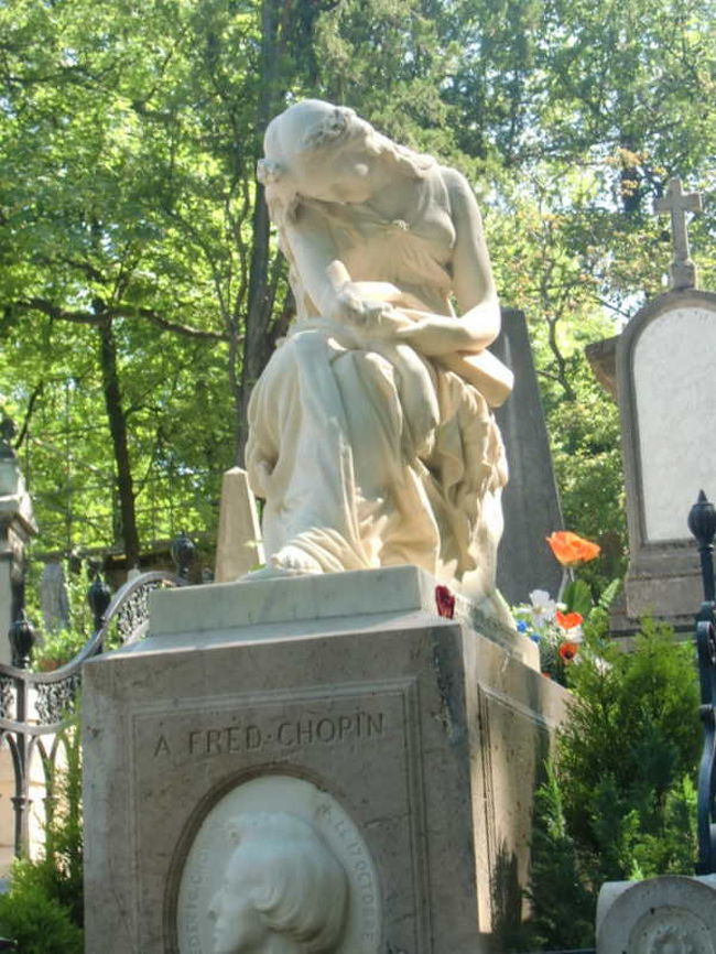ペール・ラシェーズ墓地。<br />ショパン。さすがに詣でる人が絶えない。ヴァンドーム広場にはショパン最後の住居跡/現ショーメ宝飾点がある。