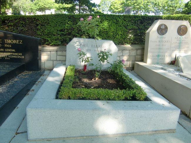 ペール・ラシェーズ墓地。<br />ポール・エリュアール。愛国の詩人。