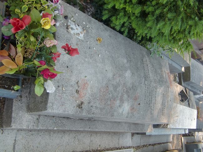 ペール・ラシェーズ墓地。<br />モジリアーニ。<br />極貧のうちに亡くなったモジリアーニ、墓も粗末なものだった。見つけるのに苦労した。日本の墓地みたいに著名人の墓を示す標識などが全く無いので。<br />モジリアーニの死の翌日投身自殺した妻ジャンヌ・エビュテルヌも共に葬られている。