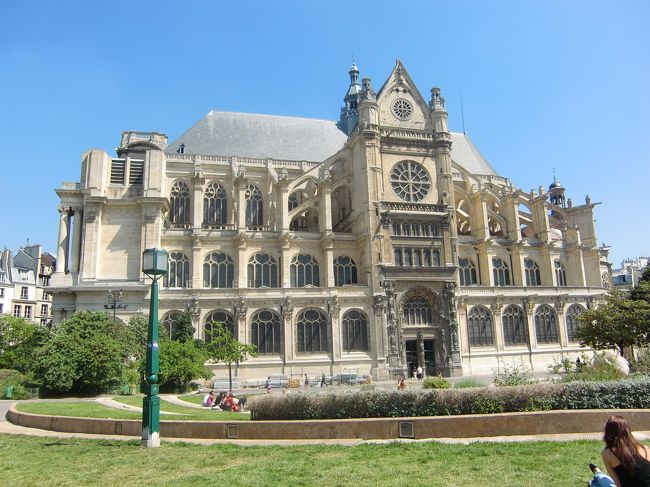 サントースタッシュ教会。<br />ペール・ラシェーズ墓地からメトロを乗り継ぎレ・アルへ。レ・アルは１９６９年までパリ中の胃袋を満たした中央市場があったところ。市場はパリ南部のランジスに移転し跡は今はフォーラム・デ・アルになっている。