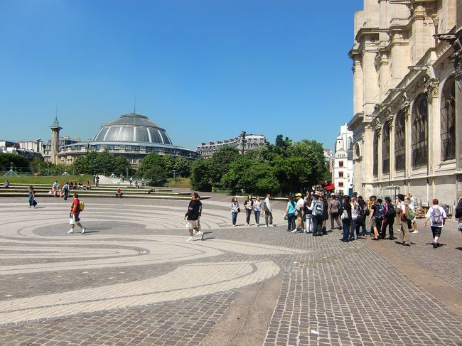 サン・トースタッシュ教会前の広場。<br />丸屋根は商品取引所。