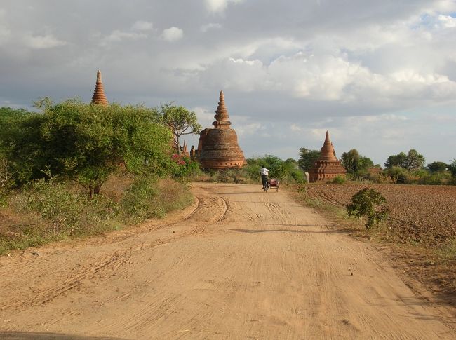 こんな道を自転車サイカーで走っていくので、途中客の私が降りて押してやる事もしばしば。