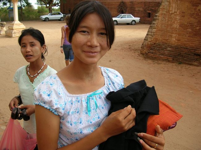 シュエサンドー・パヤーの物売り姉さん。