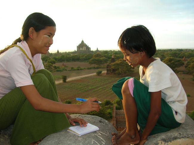 シュエサンドー・パヤーのテラスにいた物売りのちびっ子が、私の名前が発音しにくいと言うことでミャンマーネームを考えてくれてます。<br />この時、生まれた曜日を聞かれました。予め調べておいてよかった。