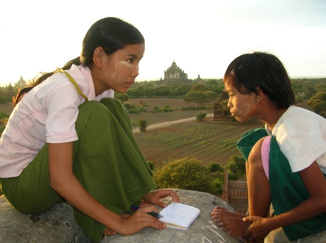 あーでもない、こーでもない。<br /><br />私のメモとペンを使って何やら書き込みながら、わりと真剣に考えてくれてるようです。