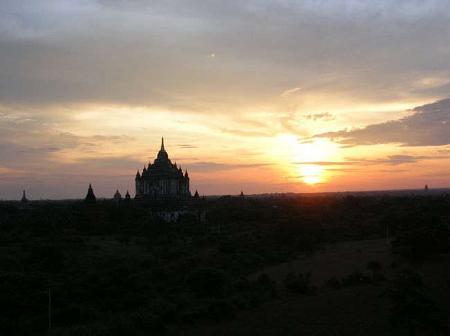 日付が変わって、こちらは朝陽の風景。<br />朝5時に宿を出発して、昨日夕陽を見に行ったのと同じサイカーで朝陽を見に行く。途中悪路もありサンライズポイントに着く前に空が段々 明るくなってきてあせる。 
