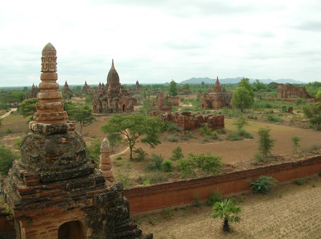 旅行中、ずっとバガンは世界遺産だと思ってましたが、実はまだ登録されてないそうで（2010年7月現在）、All Aboutによると 「世界遺産ではないものの、世界遺産委員会が登録したくてたまらない貴重な物件、それがこのバガンなのだ」 と紹介されてました。 