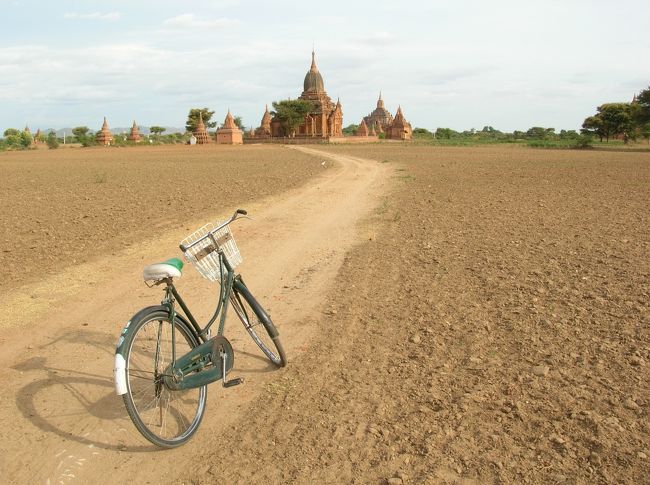 車道から寺院へは舗装されてないのでタイヤが砂にとられてちょっと大変だったりします。