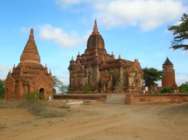 右端に見えるのは寺院ではなくバガンビューイングタワー。展望台やシアターや会議室を備えてるそうですが こんなとこで会議をしたりする人はいるのでしょうか？ こんな物を建てるので世界遺産に登録されないとか言われてるようです。