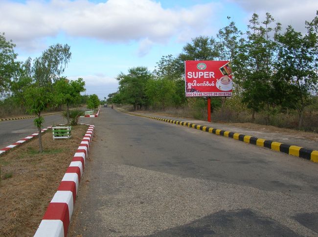 人も車もあまり通らないこんな道でどれほど販促効果があるのかよくわからない看板。 