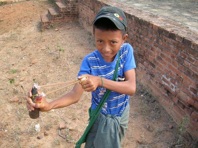 「こうやって撃つんだよ」と少年は手に持ってたパチンコでポーズをとり、数発試し撃ちをしてくれた。<br />かっくいいー！