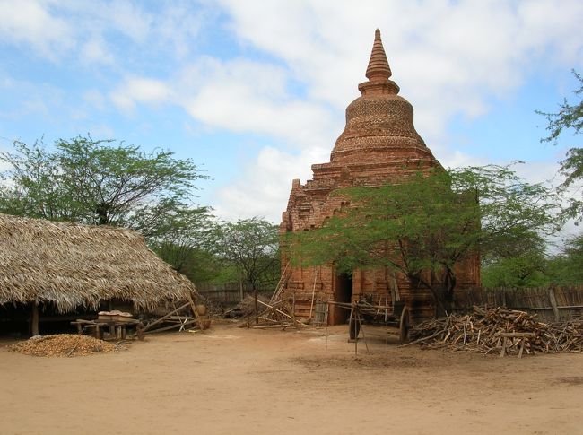 ミンナントゥ（Min nan thu）村。家の敷地にパゴダがあったりします。