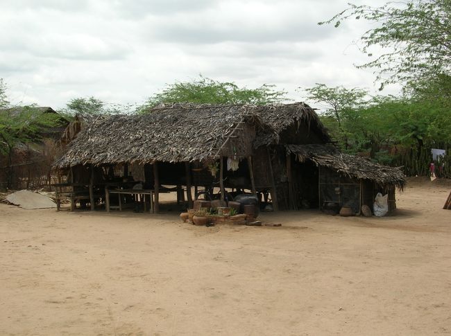 100年前もほとんど変わりないんじゃないかと思わせる家屋。<br /><br />しかし、ちょっと中を覗かせてもらうと・・・
