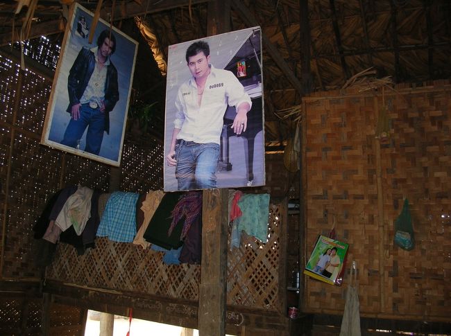 ミャンマースターのポスターが貼られてたりします。