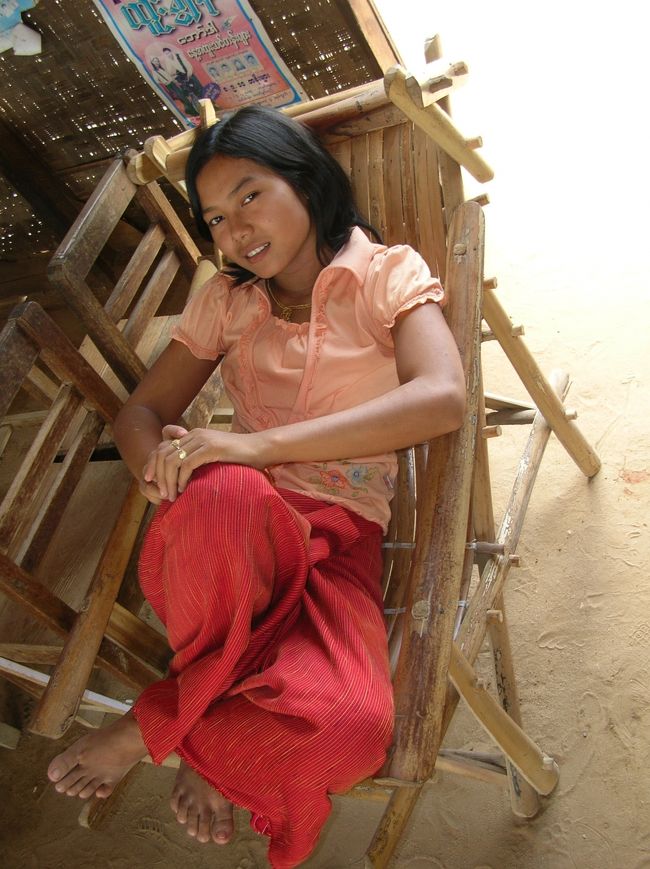 店はちょっと気だるい感じの女の子が一人でやっていた。彼女の名前はピョンピョン17歳。 客は誰もいないのでコーラを飲みながら、しばし身の上話など聞く。 