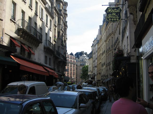 ラデュレを出て、次の目的地サン・ミッシェルを目指す。<br />静かなジャコブ通りを進んでいく。<br />歩道が思っていた以上に狭い。<br />両サイドに立ち並んだアパルトマンが迫ってくるような、典型的パリの通りだ。<br />テレビや本で見てきたその街並みが実際に目の前に広がっているのが、なんだか不思議だ。<br /><br />ビッシュ通りまで来ると、急ににぎやかになった。<br />カフェや店が立ち並び、人々でざわめいている。<br />