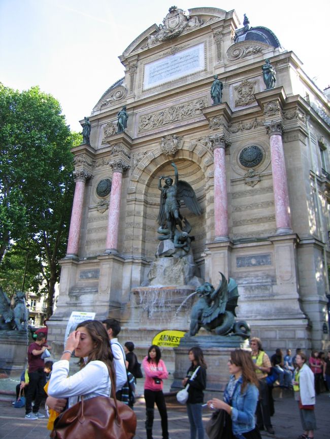 通りを抜けて、サン・ミッシェル広場までやって来た。<br />噴水付きの立派な記念碑のようなものがある。<br />特に観光名所としてガイドブックに載るような場所でなくても、こういう建造物がいちいちすごかったりする、パリ。<br /><br />この辺りは観光客も多いようだし、たくさんの人々でにぎわっていた。<br /><br />ここからセーヌ河岸に出て少し東へ進むと目的のお店を見つけた。<br />