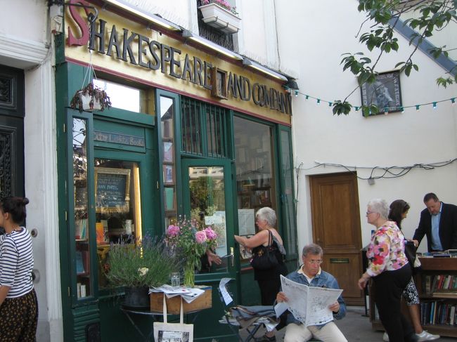 それは、「Shakespeare&amp;Company」という古本屋さん。<br /><br /><br />「Before Sunset」という映画がある。<br />この映画が、実は私がパリに憧れたひとつのきっかけだった。<br /><br />この映画には前作がありそちらは「Before Sunrise」（邦題：「恋人までのディスタンス」）という。<br />その前作はウィーンが舞台。<br />列車の中で偶然に出会ったイーサン・ホーク演じる「ジェシー」とジュリー・デルピー演じる「セリーヌ」。<br />意気投合した二人はウィーンで途中下車し、翌朝までの時間を共に過ごすことになる。<br />街を散歩しながら様々なことについて語りあい、惹かれあっていく二人。<br />翌朝、「半年後、またここで会おう」と約束して二人は別れる。連絡先も交換しないまま・・・。<br /><br />そして、続編となった「Before Sunset」は、二人の別れから９年後（実際に９年後に撮られた）のパリで始まる。　半年後に再会する約束は果たされていなかったのだ。<br />小説家になったジェシーがセリーヌとの一夜を描いた本の宣伝興行でやって来たパリ。<br />作品冒頭、ジェシーの講演会が行われ、パリに住むセリーヌと9年ぶりの再会を果たすシーンが撮られたのが、この「Shakespeare&amp;Company」なのだ。<br /><br /><br />