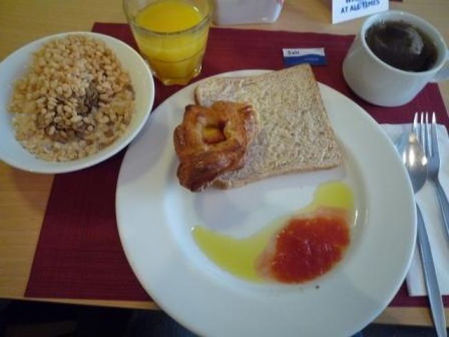 ☆２ｎｄ ｄａｙ☆<br /><br />ホテルの朝食。<br />コンチネンタルだけに、ホント簡単な食事。<br />だけど、このトマトソースはなかなかＧＯＯＤ！