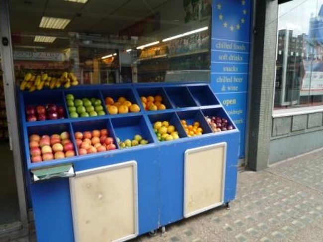 時間のない私達は、さっさとチェックアウトして観光にＧＯ！のはずが・・・<br />まずは、駅に向かわなければ。。<br /><br /><br />駅までのコンビニ。フルーツが色鮮やか！