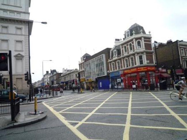 パディントン駅前の交差点。<br /><br />何故まずは駅かと言うと、ここのホテルはクロークが<br />なかった。。<br />荷物は、パディントン駅にある有料クロークへ。<br />今まで散々旅行してるけど、荷物が預けられないのは、初めて。<br />いやー、、良い勉強になった。。<br /><br />