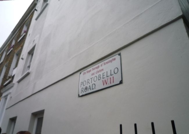 言わずと知れた『ノッティング・ヒルの恋人』のロケ地。<br />すーっごく前の映画だけど、好きな映画の一つ。<br /><br /><br />ポートベロー・ロード。