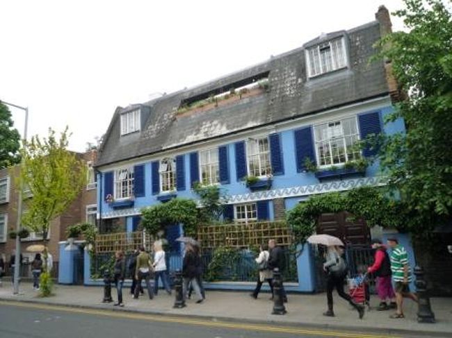 建物もカラフル。