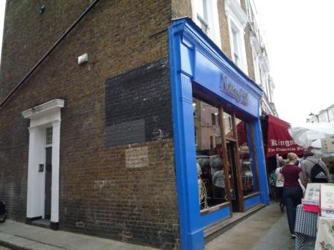 ヒュー・グラント扮する主人公が経営する旅行専門書店として利用されたお店。