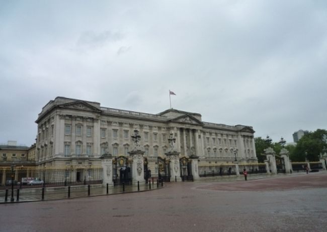 そそくさとノッティング・ヒルを後にして、次なる目的地『バッキンガム宮殿』へ。<br /><br />生憎のお天気なのに、人・人・人・・・・<br /><br />ユニオンジャックが掲げられてるって事は、女王陛下がいらっしゃる！？