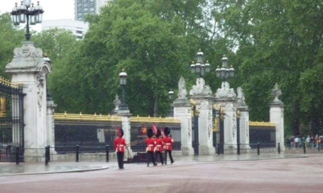 雨が降ったり止んだり・・・<br />衛兵の交代はやるの？？<br /><br />そうこうしてる内に時間切れ〜（涙）<br />私達は時間がなーい！<br />赤い服の人達が見れたから良しとするしかない。。