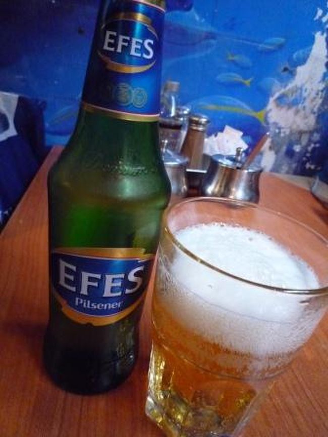 台風みたいな雨ジャージャーの中、FISH＆CHIPSを求めて迷子に・・・<br />見知らぬ外人さんのi phoneで検索させて貰いやっとのことで辿り着いた〜！！<br /><br />親切な外人さんとi phoneに感謝（涙）<br />マジi phone便利だわ・・・<br /><br />『The Rock &amp; Sole Plaice』<br /><br />まずは、ビールで乾杯！